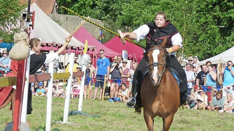 Eine Lanze gebrochen für ein gelungenes Ritterfest haben die vielen Teilnehmer auf und rund um die Burg Waischenfeld.  Foto: Thomas Weichert