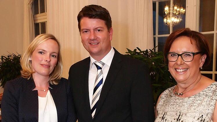 Landtagsabgeordneter Sandro Kirchner (CSU) mit Ehefrau Heike (links) und Bezirks- und Stadträtin Karin Renner beim Empfang der Mediengruppe Oberfranken zum Kissinger Sommer 2016.Harald Beyer