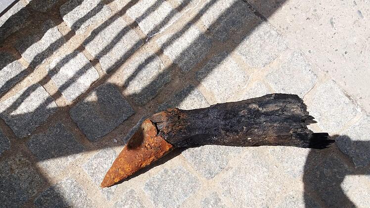 Geborgen wurde ein Holzpflock mit Metallspitze. Stadt Bamberg