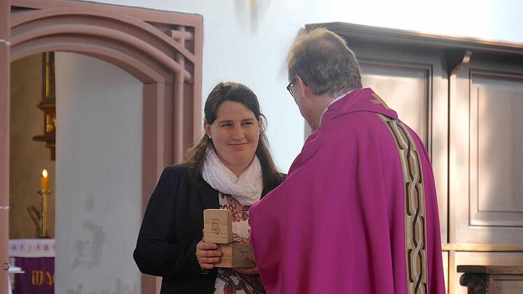 Pfarrer Thomas Eschenbacher verabschiedet Pastoralreferentin Lisa Hippe. Gerd Schaar