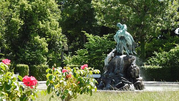 Der Sintflutbrunnen im Coburger Rosengarten: Heuer soll es dort einen Stadtstrand in abgespeckter Form geben. Nach langem Hin und Her wird der Stadtrat am Donnerstag entscheiden, ob es gr&uuml;nes Licht daf&uuml;r gibt oder nicht. Foto: Rebecca Vogt