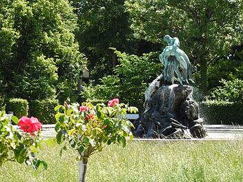 Der Sintflutbrunnen im Coburger Rosengarten: Heuer soll es dort einen Stadtstrand in abgespeckter Form geben. Nach langem Hin und Her wird der Stadtrat am Donnerstag entscheiden, ob es grünes Licht dafür gibt oder nicht. Foto: Rebecca Vogt