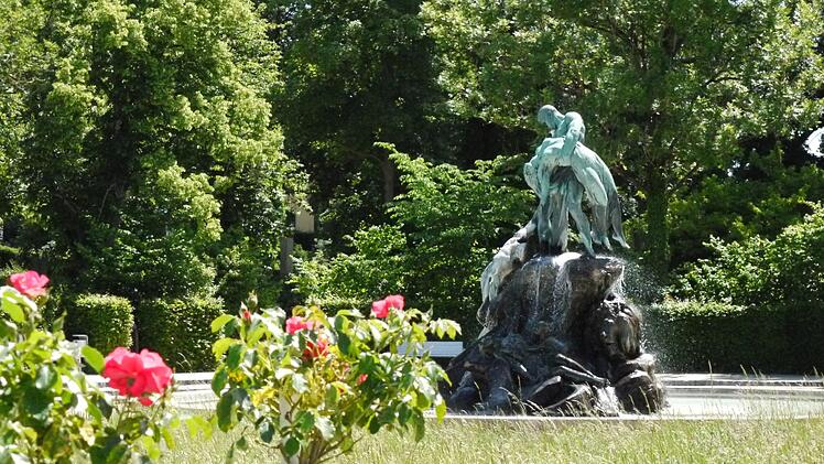 Der Sintflutbrunnen im Coburger Rosengarten: Heuer soll es dort einen Stadtstrand in abgespeckter Form geben. Nach langem Hin und Her wird der Stadtrat am Donnerstag entscheiden, ob es grünes Licht dafür gibt oder nicht. Foto: Rebecca Vogt