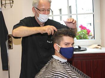 Friseur Thomas Ploner kommt seinen Kunden - hier Yannik Zenker - ganz nah, deshalb ist es wichtig, dass sich jeder an die Maskenpflicht hält.