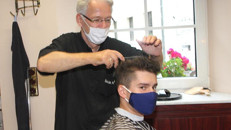 Friseur Thomas Ploner kommt seinen Kunden - hier Yannik Zenker - ganz nah, deshalb ist es wichtig, dass sich jeder an die Maskenpflicht hält.