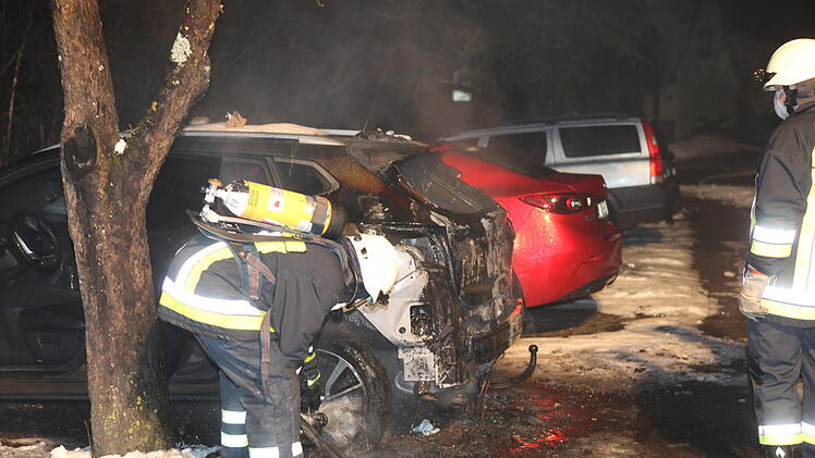 Auto steht in Flammen
