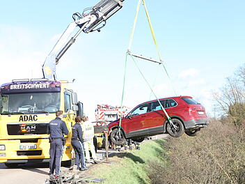 Auto landet nach Unfall in Weihenzell in der B&ouml;schung - siebenj&auml;hriges M&auml;dchen mit im Wagen