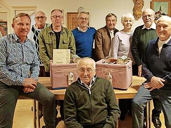 1. Vorsitzender Peter Binsteiner (von links) ehrte Horst Unbehaun, Harald Metz, Franz Dacho, Thomas Schlembach, Siegbert Borst, Helma Albert, Winfried Albert und Rudi Dacho.