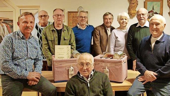 1. Vorsitzender Peter Binsteiner (von links) ehrte Horst Unbehaun, Harald Metz, Franz Dacho, Thomas Schlembach, Siegbert Borst, Helma Albert, Winfried Albert und Rudi Dacho.