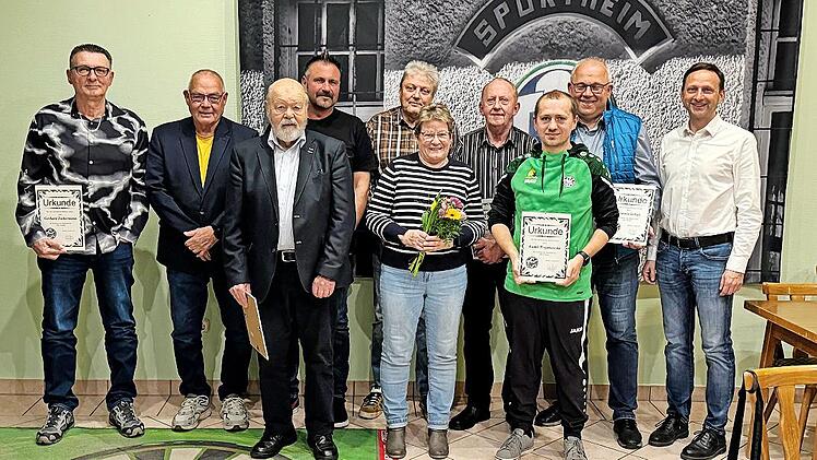 Der TSC Mainleus ehrte langjährige Mitglieder (von links): Gerhard Liebermann, Zweiter Vorstand Wolfang Pöpperl, Werner Götz, M. Konrad, Udo Fischer, Heidi Dittmann, Armin Rosenbauer, Kamil Trojanowski, Torsten Schulz und Vorstand Robert Bosch.