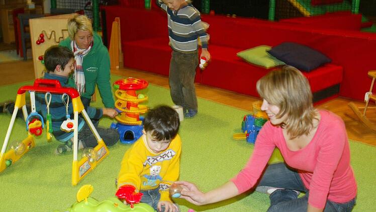 Sandra Müller (hinten) und Lina Maier wollen den Kindern Spaß und den Eltern Entspannung bieten.