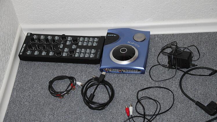 Stilecht: In der Ecke liegt Technik rum.