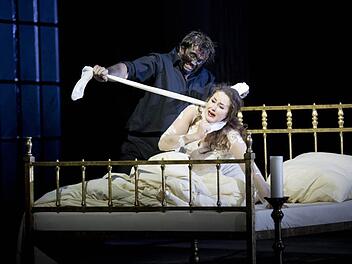 Vincent Wolfsteiner als Otello und Ekaterina Godovanets als Desdemona Alle Szenenfotos: Ludwig Olah/Staatstheater Nürnberg