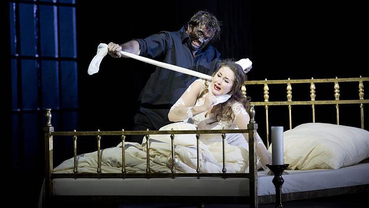 Vincent Wolfsteiner als Otello und Ekaterina Godovanets als Desdemona Alle Szenenfotos: Ludwig Olah/Staatstheater Nürnberg