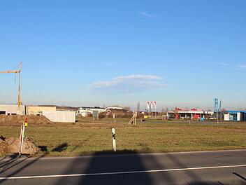 Dieses Grundstück am westlichen Ortseingang von Adelsdorf - gegenüber der Aral-Tankstelle - hat der Pommersfeldener Bäckereibetrieb Burkard jetzt gekauft. Foto: Andreas Dorsch
