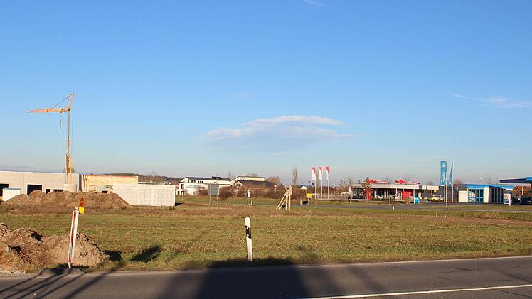 Dieses Grundstück am westlichen Ortseingang von Adelsdorf - gegenüber der Aral-Tankstelle - hat der Pommersfeldener Bäckereibetrieb Burkard jetzt gekauft. Foto: Andreas Dorsch