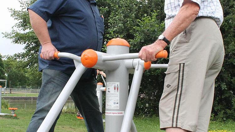 ... und hilft einem Urlauber beim Training.