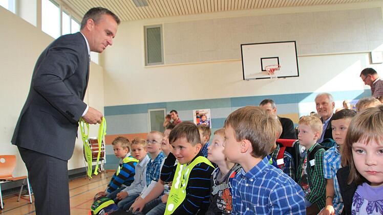 Übergabe der Sicherheitsdreiecke zum Schulanfang 2014 in Münnerstadt. Fotos: Paul Ziegler/Heike Beudert