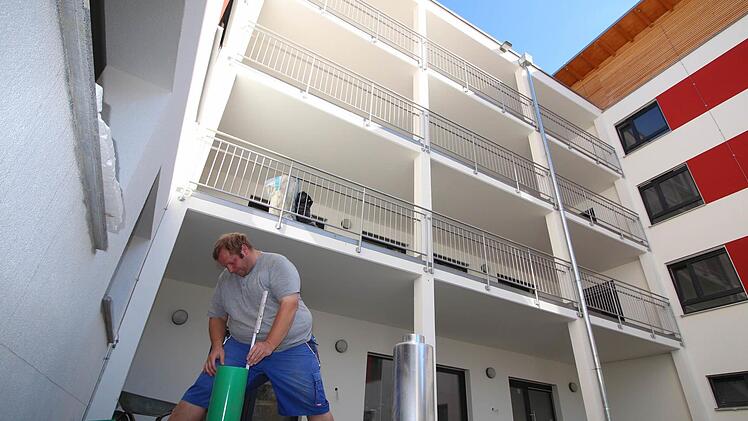 Es wird noch kräftig gewerkelt am neuen BRK-Seniorenzentrum. In rund fünf Wochen soll schon alles fertig sein.  Fotos: Andreas Oswald