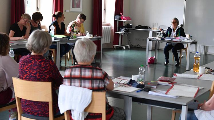"Es gibt für jeden sinnvolle Wege", sagt Dozentin Heidi Schönfeld in der Akademie im Elisabeth Lukas-Archiv.