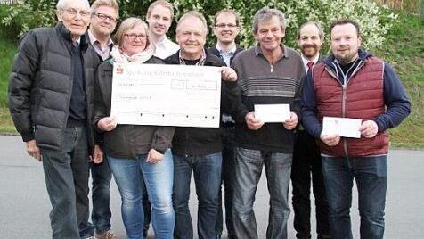 Brauchtum pflegen, Feste feiern und nebenbei etwas Gutes tun: Die Feuerwehr Katschenreuth, die Soldatenkameradschaft und die Wanderfreunde Katschenreuth leben diese Kombination vor und überreichten vom letzten Maibaumfest 400 Euro an die Werkstatt für Behinderte.