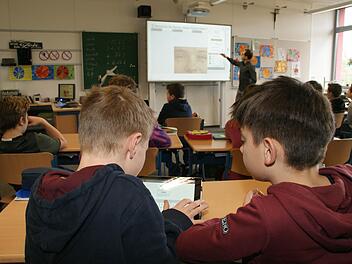 Das Whiteboard als Tafel und das iPad als Schulheft - in immer mehr Klassenzimmern ist das Realität. Für Bildungsbüro-Leiter Matthias Pfeufer reichen diese Neuerungen allein nicht aus.  Foto: Sabine Weinbeer