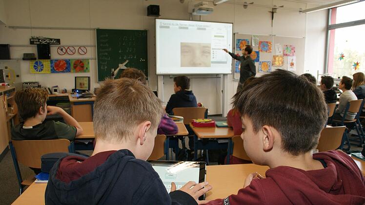 Das Whiteboard als Tafel und das iPad als Schulheft - in immer mehr Klassenzimmern ist das Realität. Für Bildungsbüro-Leiter Matthias Pfeufer reichen diese Neuerungen allein nicht aus.  Foto: Sabine Weinbeer