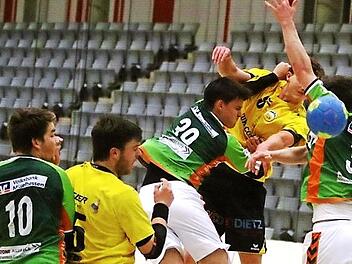 Vor nahezu leeren R&auml;ngen in der HUK-Arena verlor die A-Jugend des HSC 2000 Coburg ihr Bundesligaspiel gegen Dutenhofen. - Hier wir der f&uuml;nffache Torsch&uuml;tze Lukas Dude geblockt. Foto: Erich Bilek