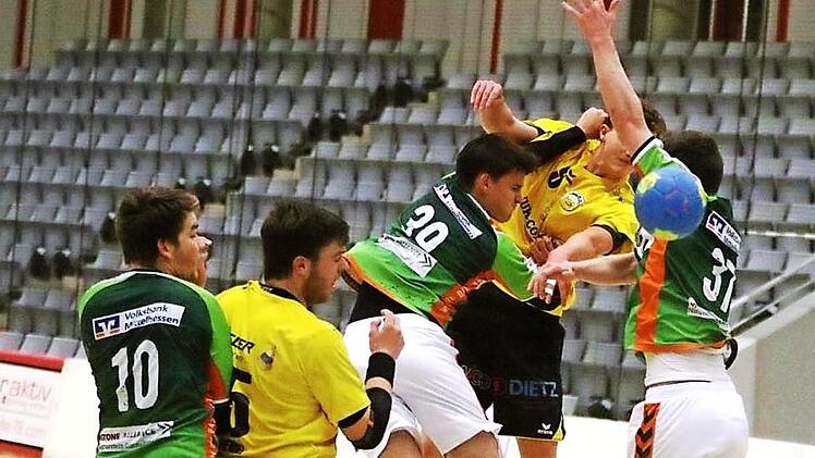 Vor nahezu leeren R&auml;ngen in der HUK-Arena verlor die A-Jugend des HSC 2000 Coburg ihr Bundesligaspiel gegen Dutenhofen. - Hier wir der f&uuml;nffache Torsch&uuml;tze Lukas Dude geblockt. Foto: Erich Bilek