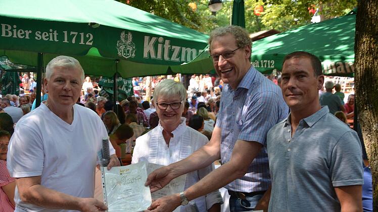 Ehrungen auf der Sommerkirchweih Herzogenaurach (von links):  Norbert Reithmayer, Renate Maier, Bürgermeister German Hacker und  Thomas Teupert. Fotos: Bernhard Panzer