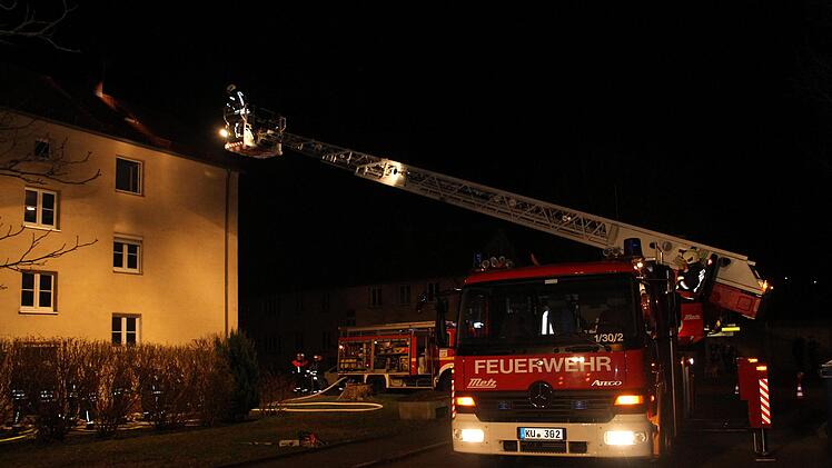 Die Feuerwehr Kulmbach setzte bei der geheimen Löschübung eine Drehleiter ein.  Foto: Sonny Adam
