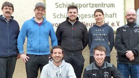 Die SG Königsberg: Schützenmeister Dieter Piechaczek, Daniel Piechaczek, Florian Thiergärtner, Miriam Piechaczek, Christian Brochloss (hinten von links) und Daniel Schneider und Detlef Bartesch (vorne von links). Es fehlt: Thomas Feickert. Foto: Gerold Snater