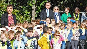 Die Schulanf&auml;nger freuen sich &uuml;ber ihre Sicherheitstrapeze.  Foto: Veronika Walther