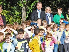 Die Schulanfänger freuen sich über ihre Sicherheitstrapeze.  Foto: Veronika Walther