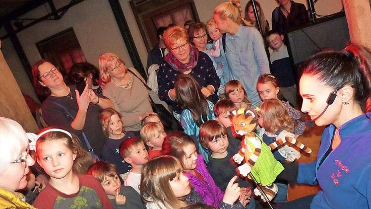 Sich von Findus persönlich verabschieden: Diese Chance nutzten nach der Vorstellung viele Kinder. Fotos: Corinna Tübel