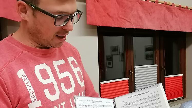 Der 1. Vorsitzende des Musikvereins Riedenberg , Florian Leimbach, stellte der Versammlung die neu angelegte Repertoire-Mappe mit 65 Musikstücken vor. Foto: Evelyn Schneider