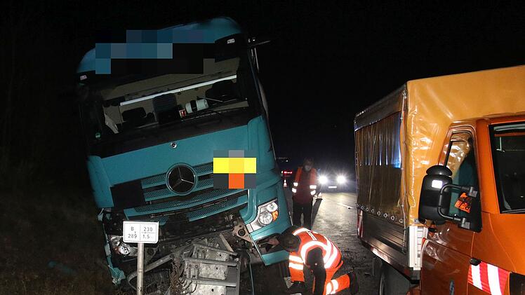 Tanklaster verkeilt sich - Spektakul&auml;re Bergung auf der B289 bei Gro&szlig;heirath