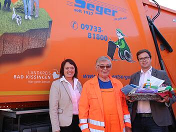 Seit 50 Jahren fährt Peter Kirchner (Mitte) nun schon für die Firma Seger-Transporte. Dazu gratulierten Christine Seger und Kilian Seger. Foto: Thomas Malz