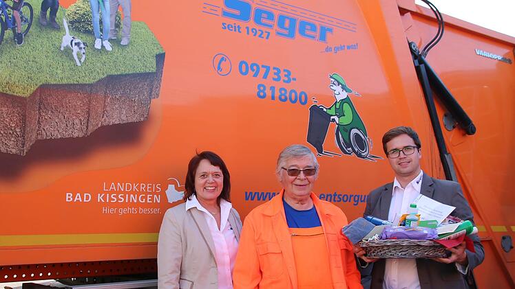Seit 50 Jahren fährt Peter Kirchner (Mitte) nun schon für die Firma Seger-Transporte. Dazu gratulierten Christine Seger und Kilian Seger. Foto: Thomas Malz