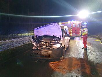 Zwei Verletzte nach Auffahrunfall auf der B470