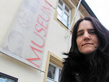 Natalie Gutgesell vor dem Museum in Bad Staffelstein. Eigentlich, so findet sie, habe Joseph Victor von Scheffel mehr Schalk im Nacken gehabt, als sein dort angebrachtes Bild vermuten lässt. Foto: Markus Häggberg