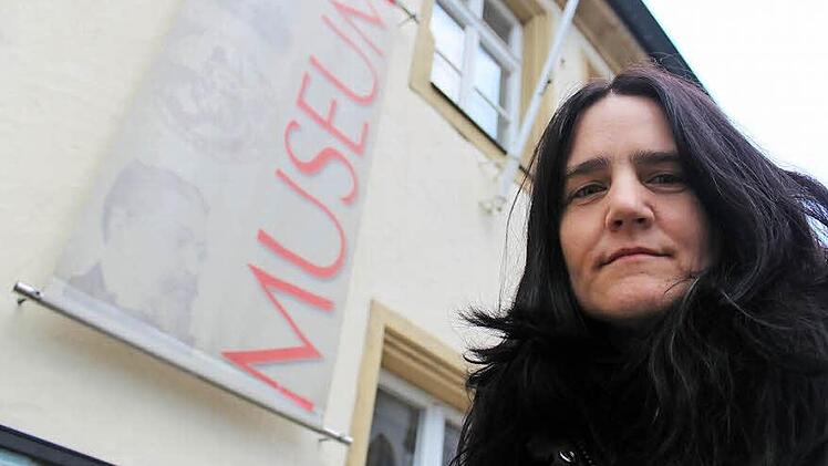 Natalie Gutgesell vor dem Museum in Bad Staffelstein. Eigentlich, so findet sie, habe Joseph Victor von Scheffel mehr Schalk im Nacken gehabt, als sein dort angebrachtes Bild vermuten lässt. Foto: Markus Häggberg