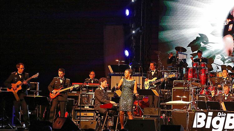 Die Bigband der Bundeswehr in der Münnerstädter Mehrzweckhalle. Foto: Dieter Britz