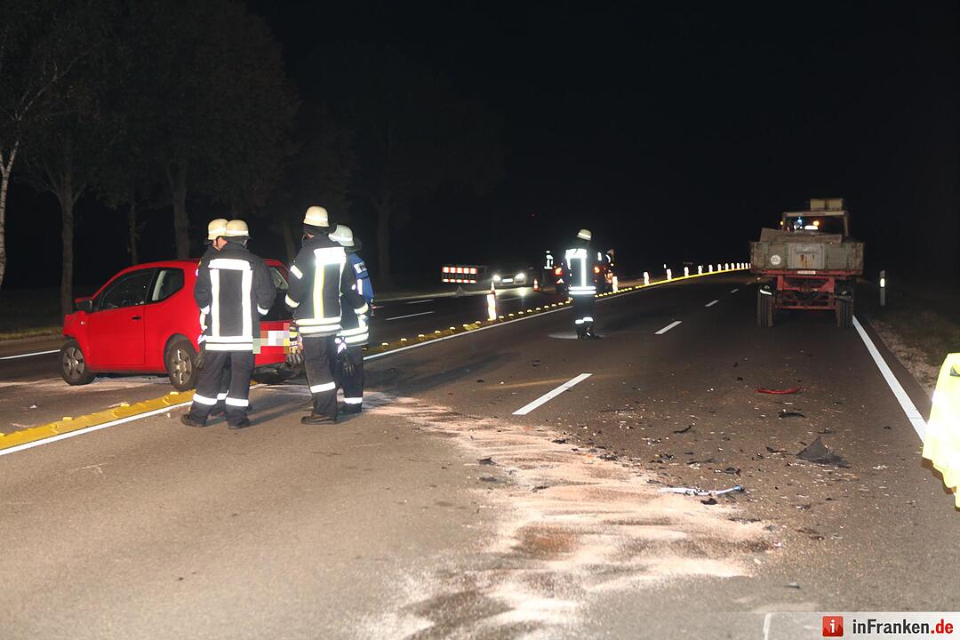 Kleinwagen fährt ungebremst gegen Traktor
