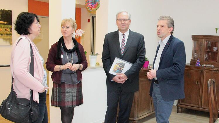 Im Wohnbereich: Ute Salzner, Beate Bednarzki, Richard Bartsch, Jan Pyschny