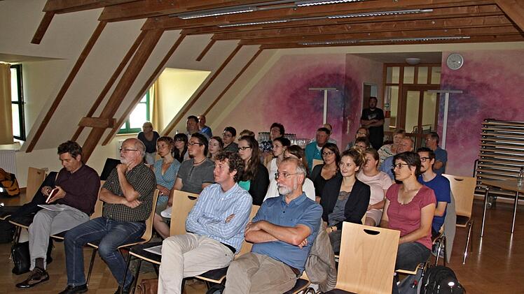 Studenten und Zuhörer im "Hörsaal" Feuerwehrgerätehaus Untermerzbach. In der vorderen Reihe von links Prof. Gerhard Vinken, Edgar Maier, Gemeinde Untermerzbach, Christian Schmidt und Thomas Gunzelmann vom Bayerischen Landesamt für Denkmalpflege Foto: Helmut Will
