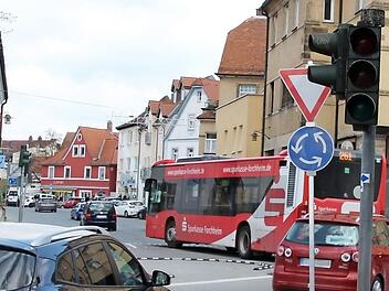 Seit über einem Jahr sorgt der Kreisel am Paradeplatz für einen Verkehrsfluss ohne Rückstau in Richtung Marktplatz. Foto: Ekkehard Roepert