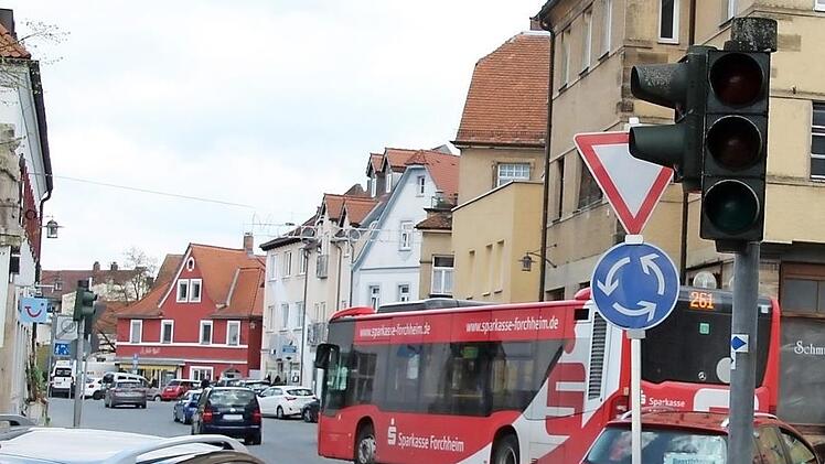 Seit über einem Jahr sorgt der Kreisel am Paradeplatz für einen Verkehrsfluss ohne Rückstau in Richtung Marktplatz. Foto: Ekkehard Roepert