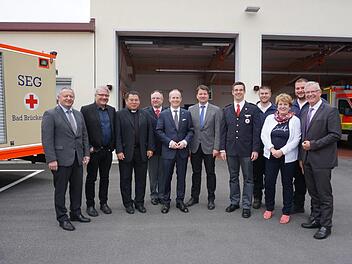 Gefeiert wurde die Einweihung der neuen  Räumlichkeiten für  Rettungsdienst und  Ehrenamt/Katastrophenschutz des Roten Kreuzes in Bad Brückenau. Von links: Landrat Thomas Bold, Pfarrer Gerd Kirchner, Diakon  Kim-Jong Sell, Harald Erhard (Bezirksbereitschaftsleiter),  Kreisvorsitzender Alexander Siebel, Sandro Kirchner, Alexander Kretz  (Kreisbereitschaftsleiter), Andreas Kress (stellvertretender SEG-Leiter), Bürgermeisterin Brigitte  Meyerdierks, SEG-Leiter Thomas Klug und   Bezirksgeschäfts...