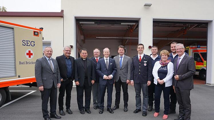 Gefeiert wurde die Einweihung der neuen  Räumlichkeiten für  Rettungsdienst und  Ehrenamt/Katastrophenschutz des Roten Kreuzes in Bad Brückenau. Von links: Landrat Thomas Bold, Pfarrer Gerd Kirchner, Diakon  Kim-Jong Sell, Harald Erhard (Bezirksbereitschaftsleiter),  Kreisvorsitzender Alexander Siebel, Sandro Kirchner, Alexander Kretz  (Kreisbereitschaftsleiter), Andreas Kress (stellvertretender SEG-Leiter), Bürgermeisterin Brigitte  Meyerdierks, SEG-Leiter Thomas Klug und   Bezirksgeschäfts...